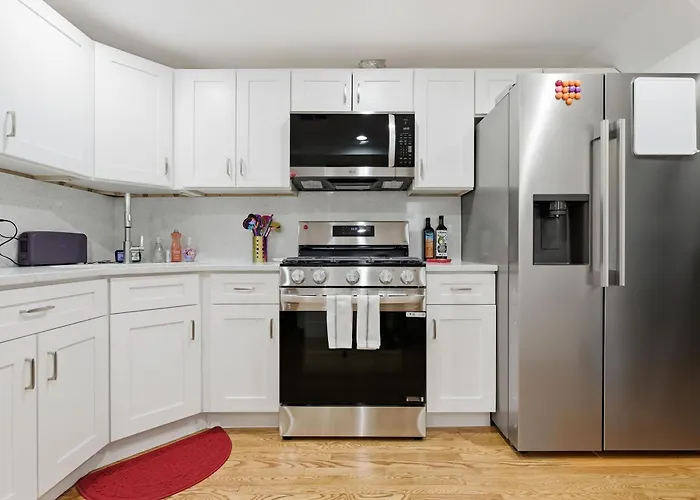 Fully Updated Jr, 1 Bed, Steps From Lincoln Park Apartment *