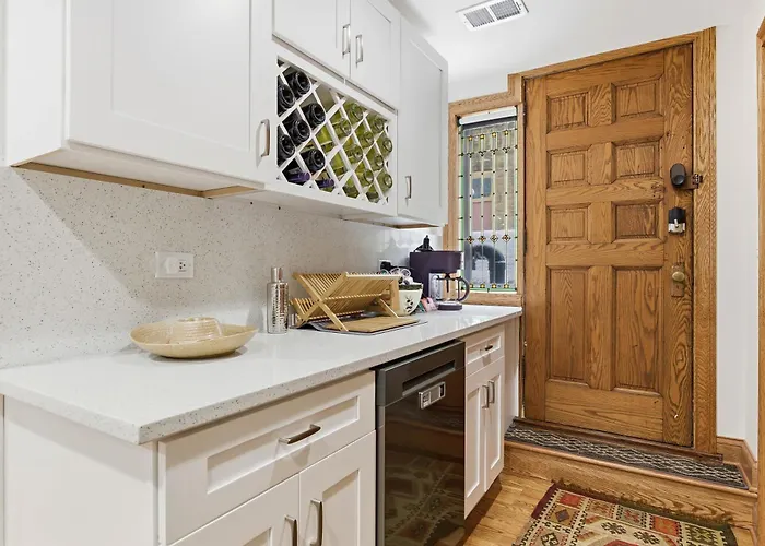 Fully Updated Jr, 1 Bed, Steps From Lincoln Park Apartment *
