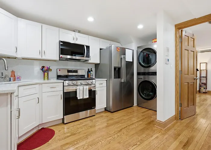 Fully Updated Jr, 1 Bed, Steps From Lincoln Park Apartment *