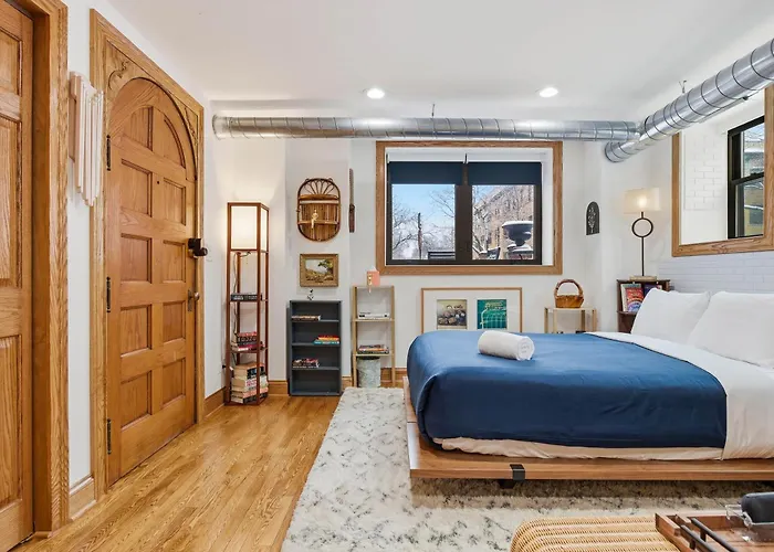 Apartment Fully Updated Jr, 1 Bed, Steps From Lincoln Park *