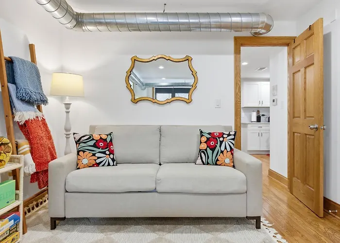 Apartment Fully Updated Jr, 1 Bed, Steps From Lincoln Park *